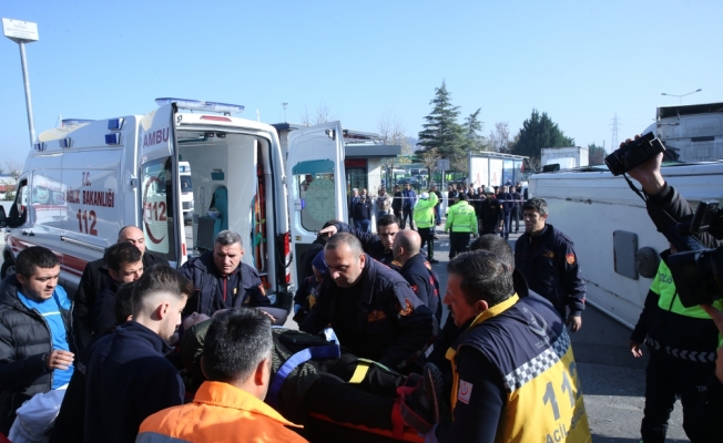 Kocaeli'de midibüs ile tanker çarpıştı: 27 yaralı