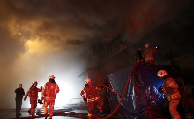 Mobilya imalathanesinde çıkan yangın nedeniyle 2 iş yeri zarar gördü