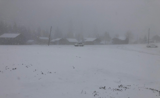 Sakarya ve Bolu'da yüksek kesimlere kar yağdı