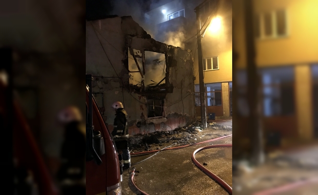 Bursa'da 2 katlı ahşap ev yangınında 1 kişi yaralandı