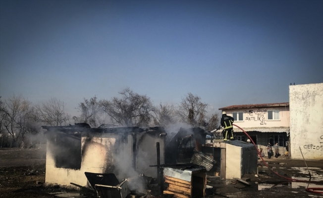 Bursa'da devrilen soba borusu gecekonduda yangına neden oldu