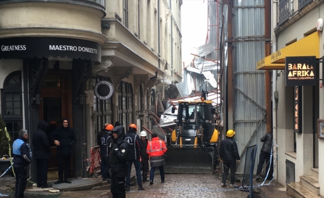 GÜNCELLEME 3 - Beyoğlu'nda metruk bina yıkıldı