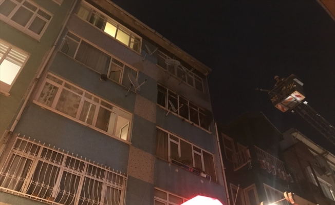 Kadıköy'de çıkan yangında 4. kattan atladığı değerlendirilen 1 kişi öldü