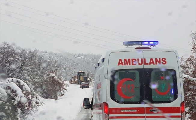 Kar ve tipiden yolu kapanan köyde rahatsızlanan kişi hastaneye yetiştirildi