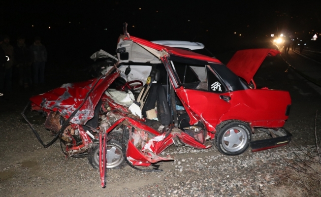 Karabük'te iki otomobil çarpıştı: 2 ölü, 1 yaralı