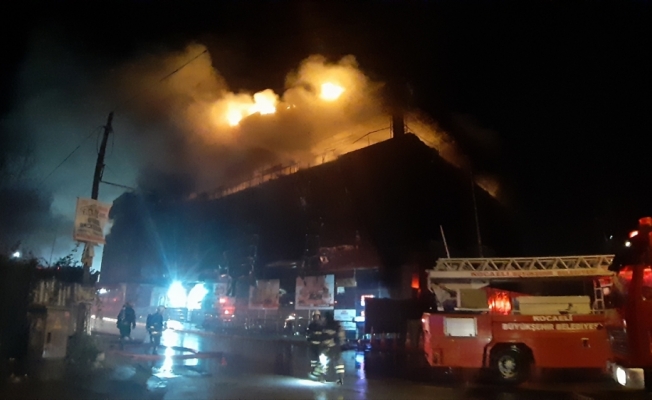 Darıca'da bir AVM'nin çatısında yangın çıktı