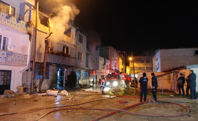 Bursa'da 3 katlı plastik imalathanesinde çıkan yangın söndürüldü