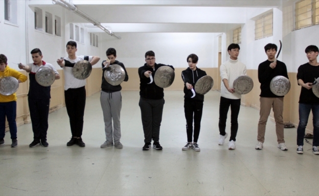 Bursa'da kılıçkalkan öğrenen Güney Koreli gençlere sertifika
