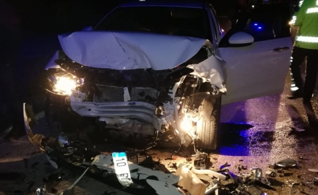 Bursa'da otomobilin tıra çarptığı kazada 2 kişi yaralandı