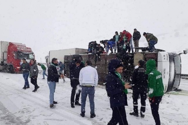 Bursaspor taraftarını taşıyan otobüs Erzurum'da devrildi