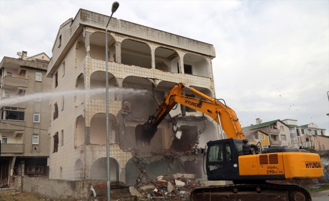 Büyükçekmece'de risk taşıyan 4 bina yıkıldı