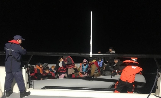 Edirne açıklarında lastik botta 33 düzensiz göçmen yakalandı
