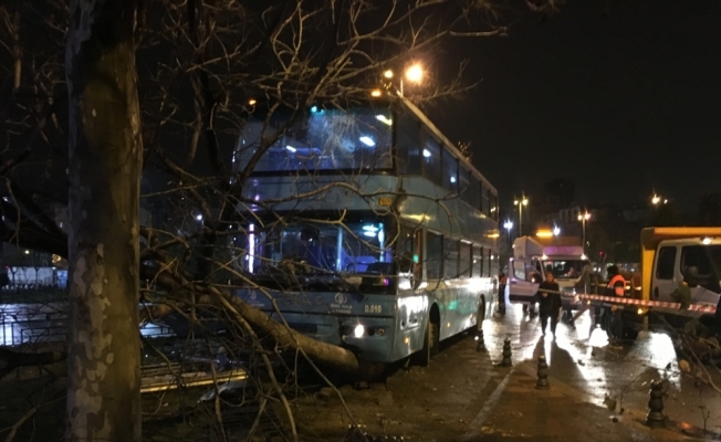 Özel halk otobüsü duraktaki yolculara çarptı