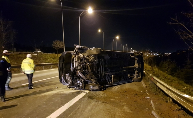 Çayırova'da  düğünden dönenleri taşıyan minibüs devrildi: 10 yaralı