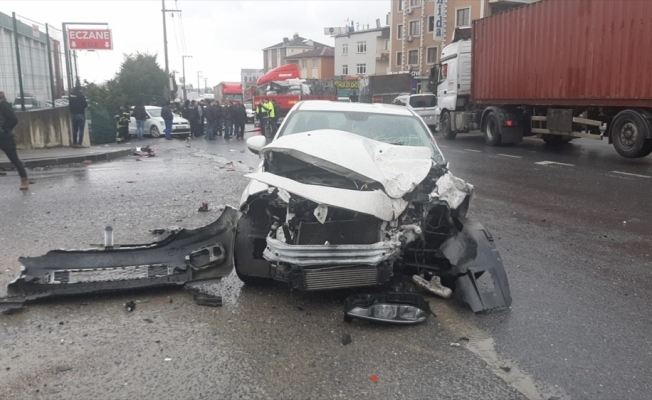 Kocaeli'de tır 5 otomobile çarptı: 1 ölü, 5 yaralı