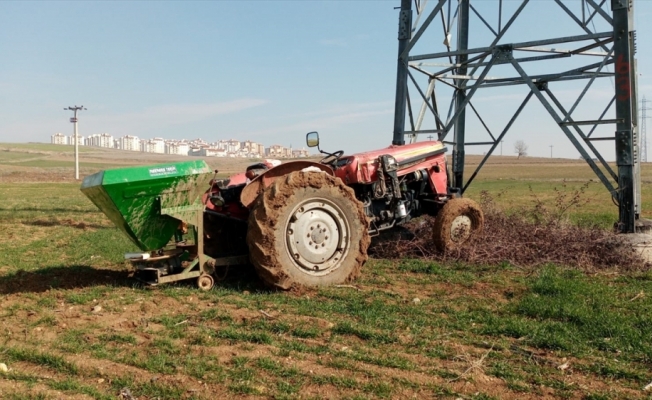 Tarla sürerken düşen çiftçinin üzerinden geçen traktör 1 kilometre gidip direğe çarptı