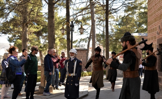 Ertuğrul Gazi Türbesi'ne gelen ziyaretçiler Mehmetçik için dua etti
