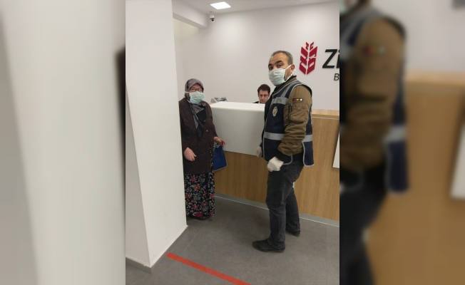 Fatma teyze, polis yardımıyla bankadan maaşını aldı