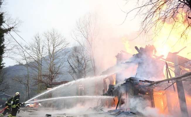 Kocaeli'de restoranla otel inşaatındaki yangın söndürüldü