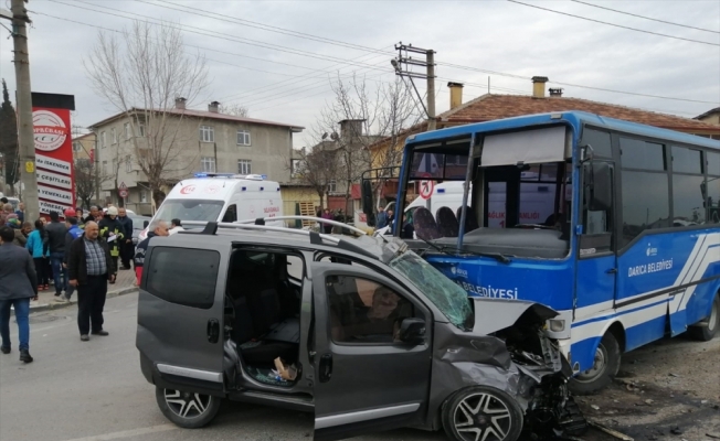 Darıca'da hafif ticari araç ile midibüs çarpıştı: 20 yaralı