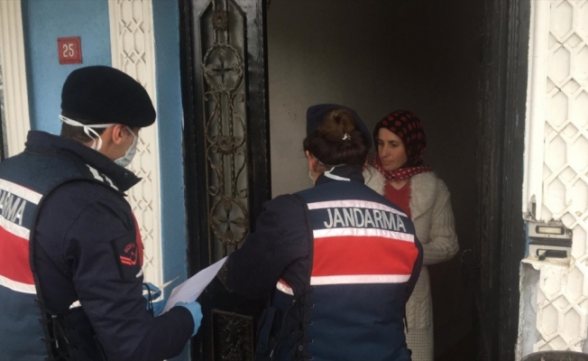 Jandarma, vatandaşın sosyal yardım ödemesini evlerine teslim ediyor