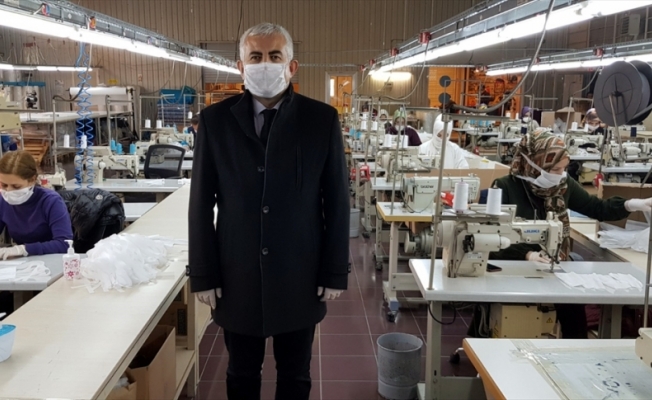 Kocaeli Büyükşehir Belediyesi günlük 17 bin maske ile 200 tulum üretiyor