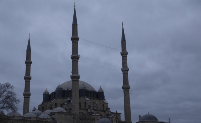 Selimiye Camisi'nin minarelerine “Evde Kal Türkiye“ yazılı mahya asıldı
