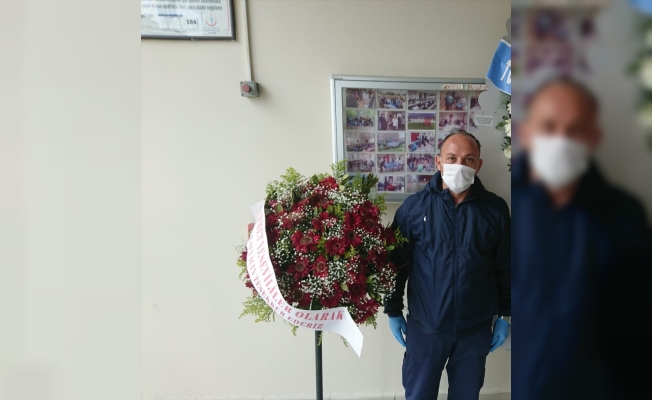 Tekirdağ'da karantinadaki öğrencilerden yurt çalışanlarına çiçek sürprizi