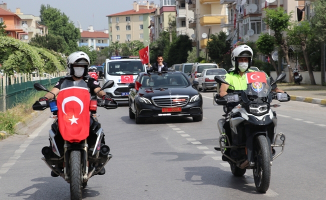 Balıkesir'de 19 Mayıs doğumlu genç valinin makam aracıyla şehir turu attı