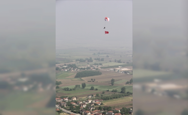 Bayram coşkusunu gökyüzünde Türk bayrağı açarak yaşadı