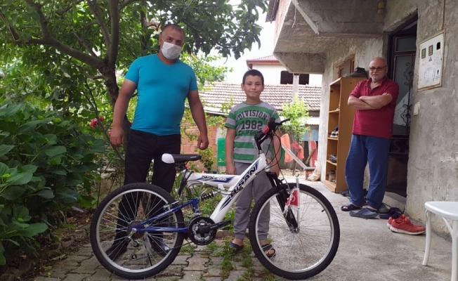 Bisiklet için biriktirdiği parayı bağışlayan ilkokul öğrencisine esnaftan bayram sürprizi