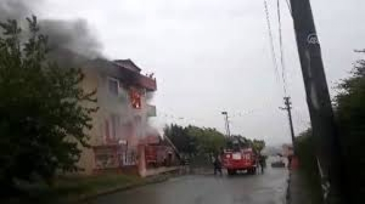 Darıca'da evlerinde çıkan yangında mahsur kalan aileyi itfaiye ekipleri kurtardı
