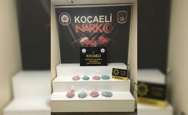 GÜNCELLEME - Kocaeli'de 34 bin uyuşturucu hap ele geçirilmesine ilişkin 2 kişi tutuklandı