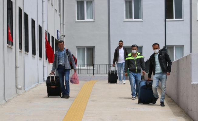 Kırklareli'nde yurtta karantinada tutulan 98 kişi bayramı evlerinde geçirmeleri için tahliye edildi