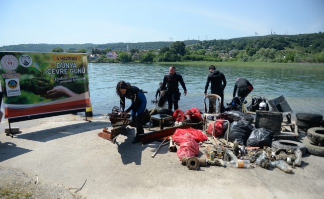Gönüllü dalgıçlar Sapanca Gölü'nden atık topladı