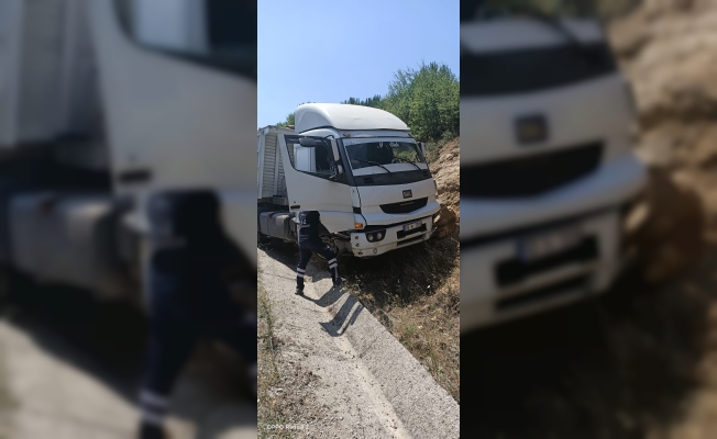 Balıkesir'de toprak yığınına çarpan kamyonun sürücüsü öldü