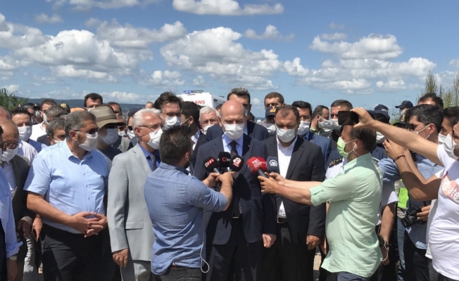 İçişleri Bakanı Soylu Sakarya'da patlamanın yaşandığı bölgede incelemede bulundu