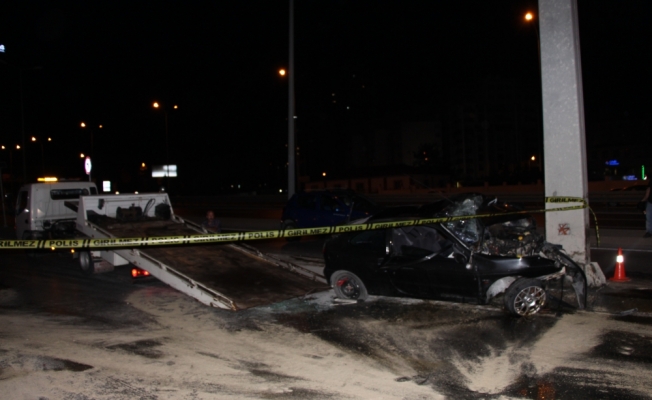 İstanbul'da trafik tabelası direğine çarpan otomobildeki 4 kişi yaralandı