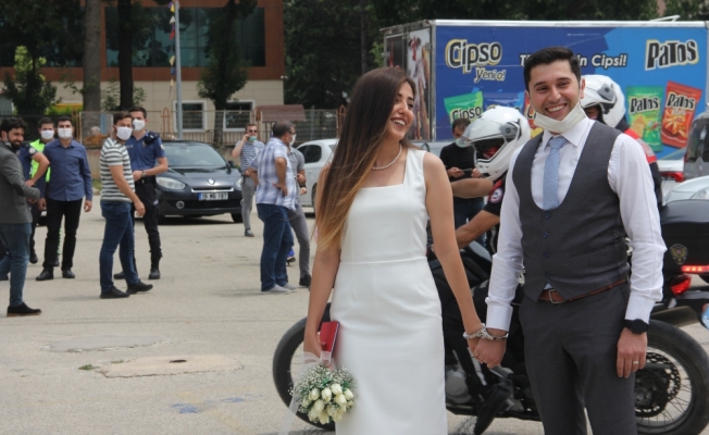 Komiser yardımcısı çifte nikah töreninde “kelepçe“ takıldı
