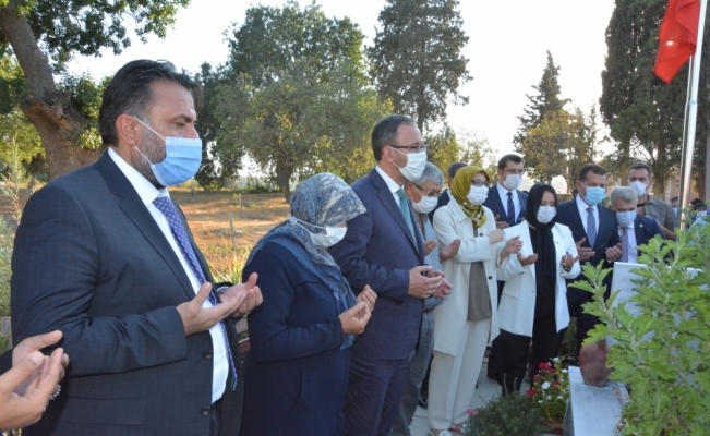 Gençlik ve Spor Bakanı Kasapoğlu, maske takmayanlara maske verdi, uyarılarda bulundu
