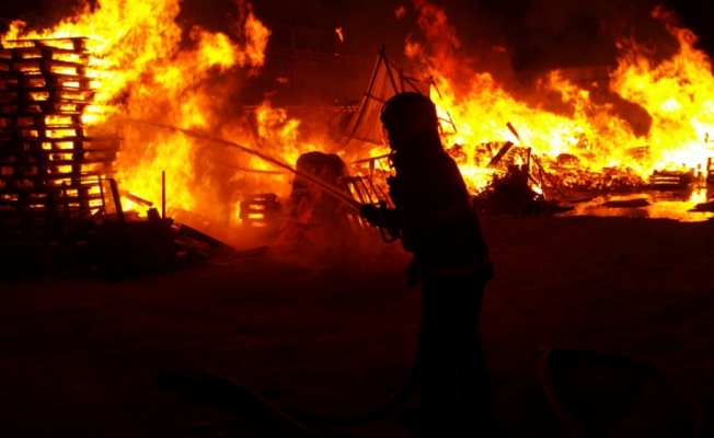 Gebze'de ahşap palet fabrikasının imalathane bölümünde yangın