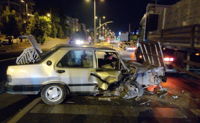 Kocaeli'de park halindeki tıra çarpan otomobilin sürücüsü yaralandı