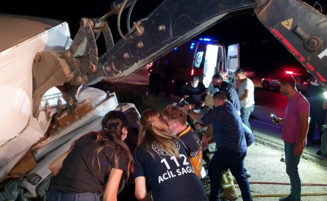Bursa'da mobilya yüklü kamyonet devrildi: 2 yaralı