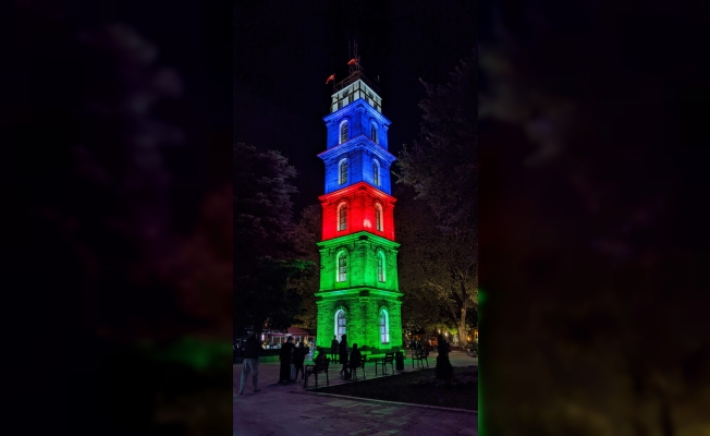 Tarihi Tophane Saat Kulesi Azerbaycan bayrağı renklerinde ışıklandırıldı