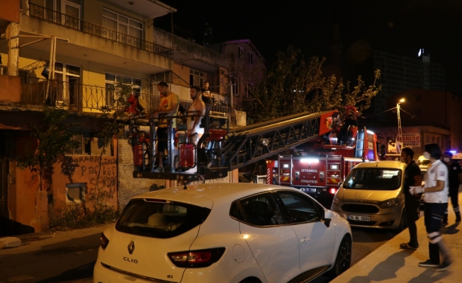 Kadıköy'de 3 katlı binada yangın çıktı