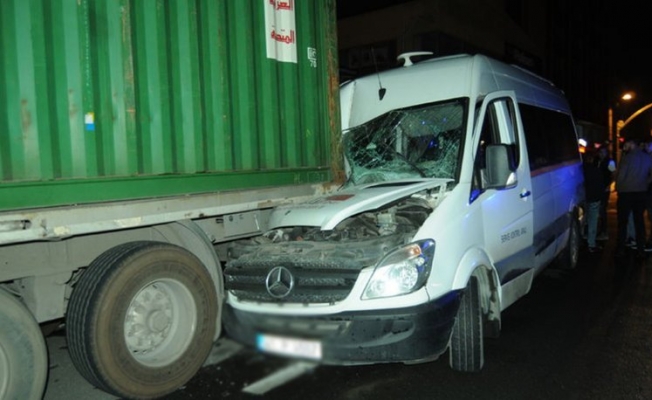 Kocaeli'de tırın çarptığı minibüsteki 4 kişi yaralandı