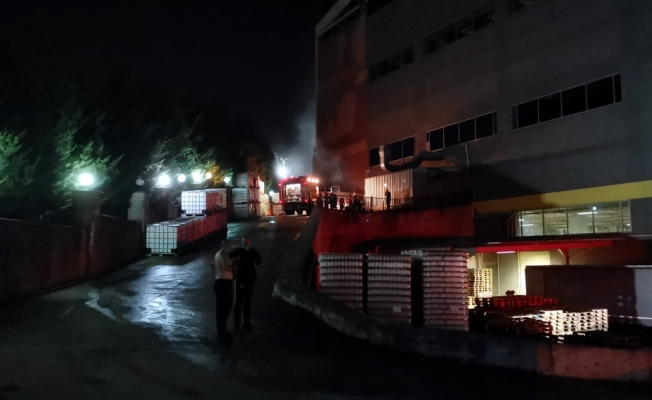 Çayırova'da kozmetik fabrikasında çıkan yangın söndürüldü
