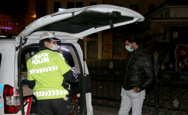 Beyoğlu’nda karantina ihlali yapan kurye, polis ekiplerince evine götürüldü