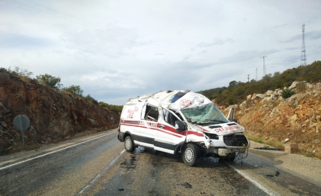 Bilecik'te devrilen ambulanstaki 2 görevli yaralandı