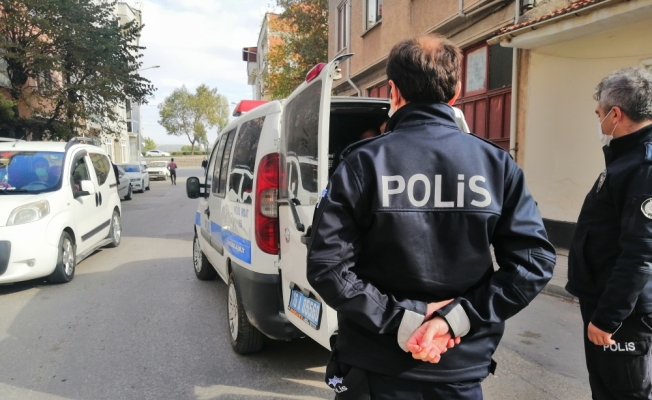Bursa'da mahalle sakinleri hırsızı yakalayıp polise teslim etti